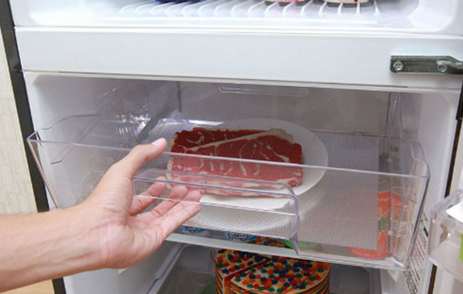 Rã đông thịt trong ngăn mát tủ lạnh
